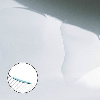 Questa è un'illustrazione di una ceramica idrofila. Le gocce d'acqua si distribuiscono sulla ceramica. Nell'angolo in basso a sinistra è riportata una rappresentazione schematica della ceramica idrofila. L'acqua si diffonde ampiamente sulla superficie liscia. 
