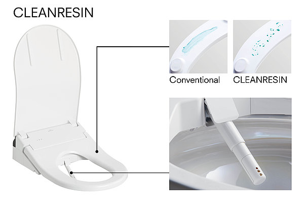 Das Bild zeigt eine Grafik, die die Eigenschaften von "CLEANRESIN" im Vergleich zu herkömmlichen Materialien für Toilettenbrillen hervorhebt. Es gibt drei Teilbilder: Das erste zeigt eine Toilettenbrille mit dem Wort "CLEANRESIN", das zweite vergleicht zwei Düsen, wobei die eine mit "Conventional" und die andere mit "CLEANRESIN" gekennzeichnet ist, und das dritte zeigt Wassertröpfchen, die an der CLEANRESIN-Düse abperlen.