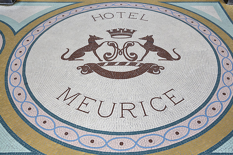 Le logo de l’hôtel Meurice en mosaïque