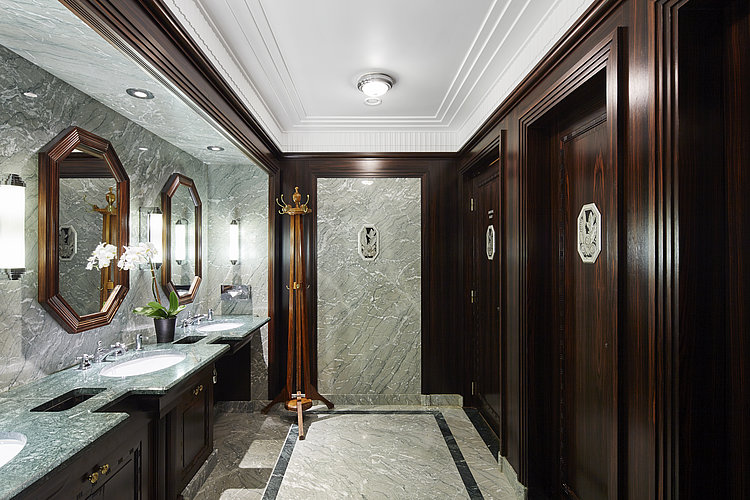 Hotel Le Meurice with separate WASHLET® room
