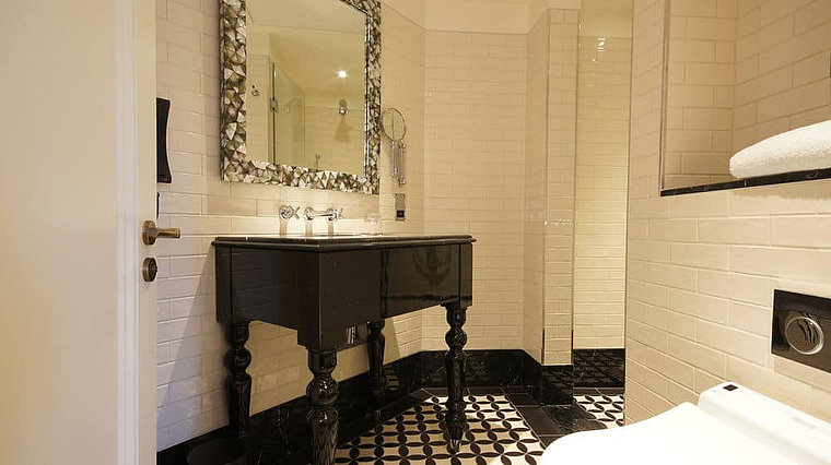 Bathroom furnishings with bathtub at Boutique Hotel Lalit in London