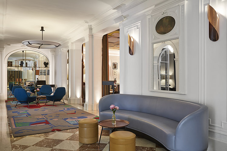 Lounge-Bereich im Hotel Vernet in Paris