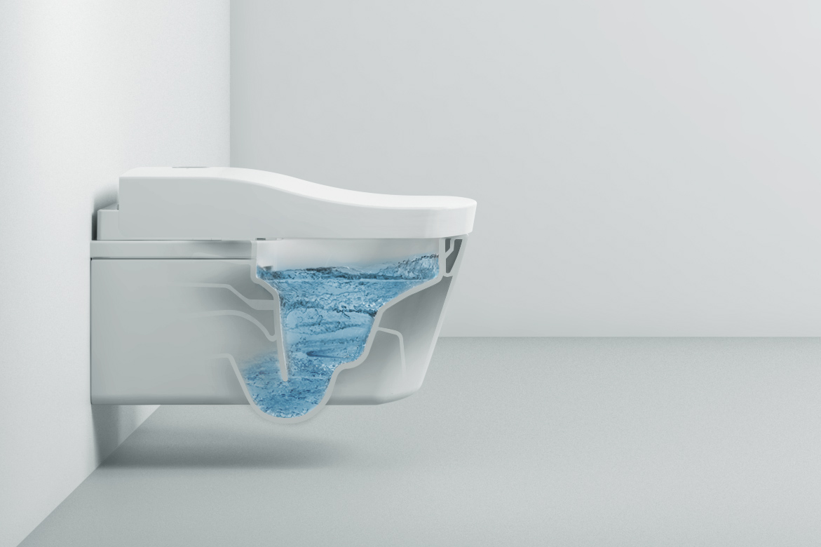 Das Bild zeigt die Keramik einer mit einem Washlet bestückten Toilette. Das Innere der Toilette ist mit Wasser gefüllt und es zeigt den Tornado Flush. Das Wasser bewegt sich spiralförmig in den Abfluss hinein.