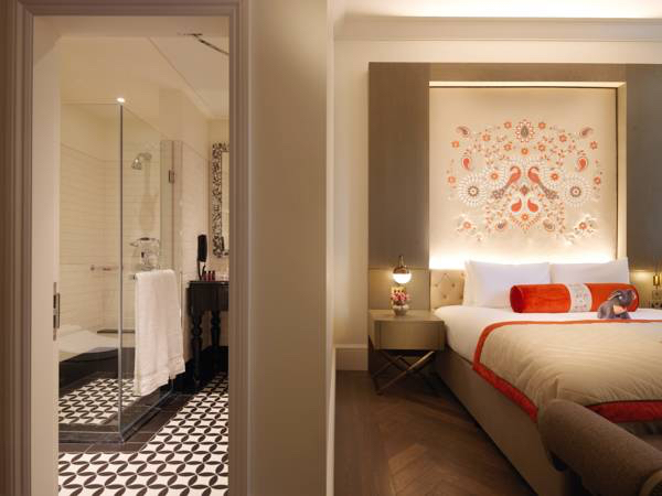 Double bed room with adjacent bathroom at Hotel Lalit in London