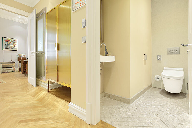 Chambre d’hôtel avec vue discrète sur la salle de bain
