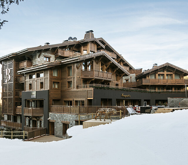 Vue extérieure de l’hôtel de luxe Les Neiges à Courchevel