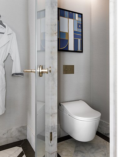 Das Foto zeigt eine moderne, wandhängende Toilette in einem stilvollen Badezimmer mit Marmorfliesen und einer gläsernen Duschtür auf der linken Seite. Über der Toilette hängt ein abstraktes Gemälde in Blau- und Goldtönen, das gut zur eleganten, goldfarbenen Druckplatte und den Armaturen passt.