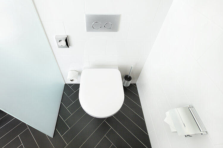 WASHLET® à suspension murale dans une salle de bain en marbre