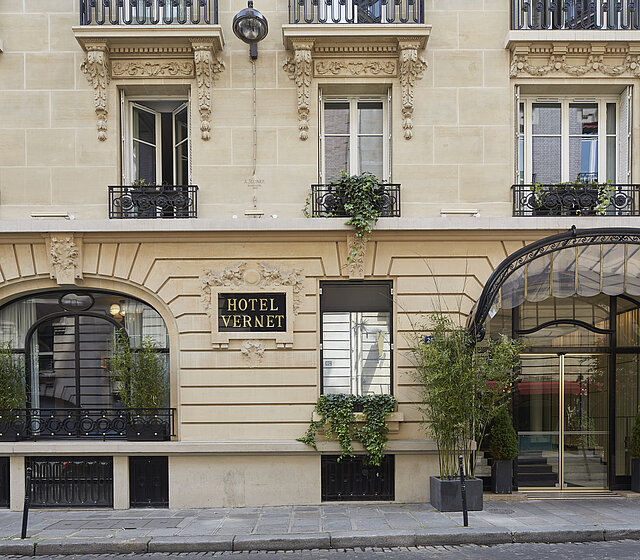 Suite avec séjour et toilettes équipées de WASHLET® à l’hôtel Vernet à Paris