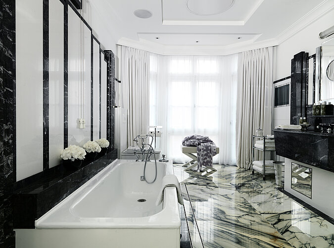 Rimless toilet, bathtub and WASHLET® at Claridge's in London
