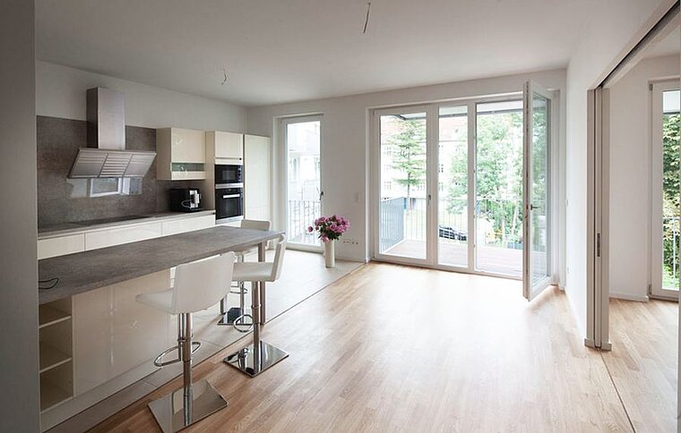 Kitchen with adjacent terrace at Kö 19 in Berlin Pankow