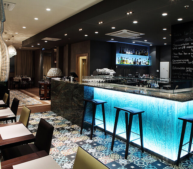 Bar à éclairage bleu au restaurant Gastronome Riga