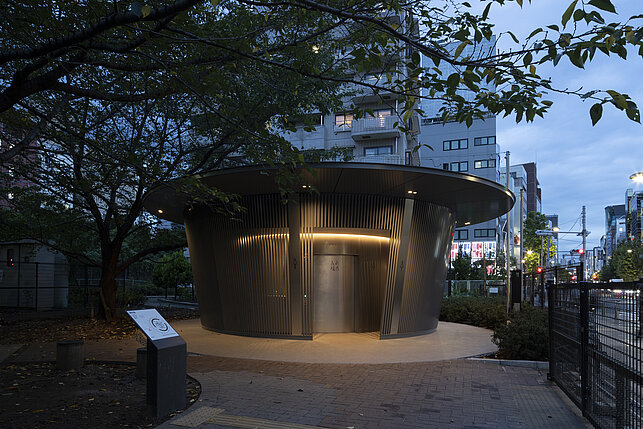 Zu sehen ist das von Tadao Ando designte Toilettenhaus. Es ist rund und erinnert an ein Ufo.