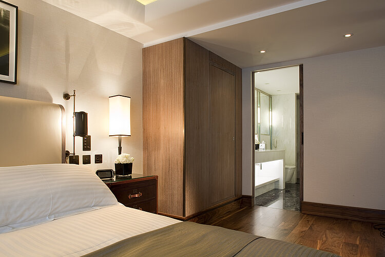 Salle de bain luxueuse en marbre à l'hôtel Connaught London avec WASHLET® | TOTO Europe