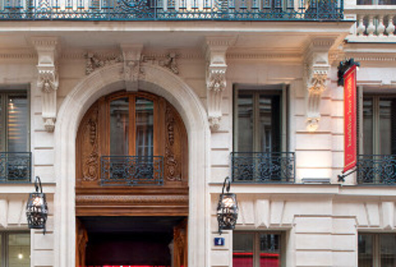 Elegantly furnished hotel room with bathtub at Buddha Bar Hotel Paris