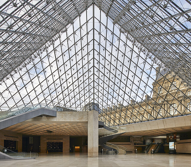 Entrée du Musée du Louvre à Paris