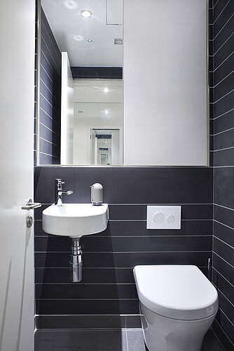 Cabine de douche avec porte coulissante en verre dans une salle de bain privée