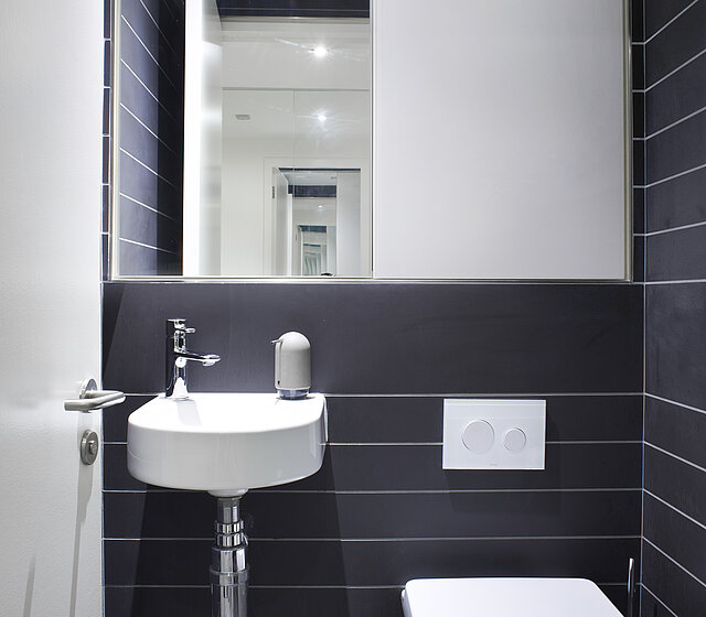 Cabine de douche avec porte coulissante en verre dans une salle de bain privée