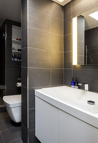 Vue de la salle de bain avec baignoire