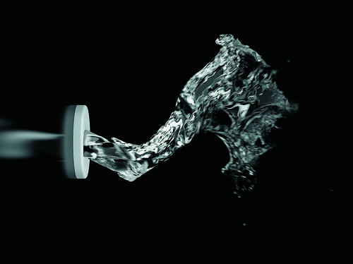 Un vortice d'acqua esce a spirale da un singolo ugello. È stretto all'uscita e si allarga man mano che procede. 