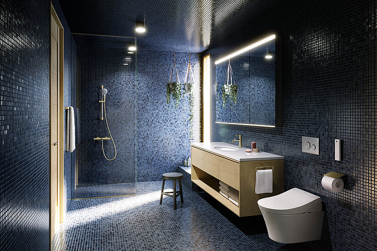 Auf dem Bild ist ein Badezimmer mit blauen Mosaikfliesen an den Wänden und am Boden zu sehen, ausgestattet mit einer gläsernen Duschabtrennung und modernen Sanitäranlagen. Es gibt eine Holzschrankwand mit einem integrierten Waschbecken und einem großen Spiegel mit Beleuchtung darüber sowie Pflanzen, die von der Decke hängen, was einen lebendigen Kontrast zur blauen Fliesengestaltung bietet.