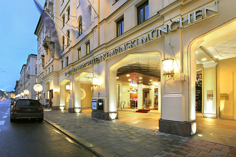Suite at Vier Jahreszeiten Kempinski in Munich