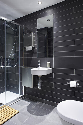 Toilettes de bureau avec WC sans bride conçues par David Morley Architects