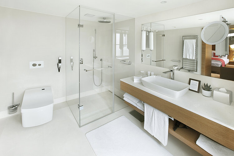 Double bed room at Vier Jahreszeiten Kempinski in Munich