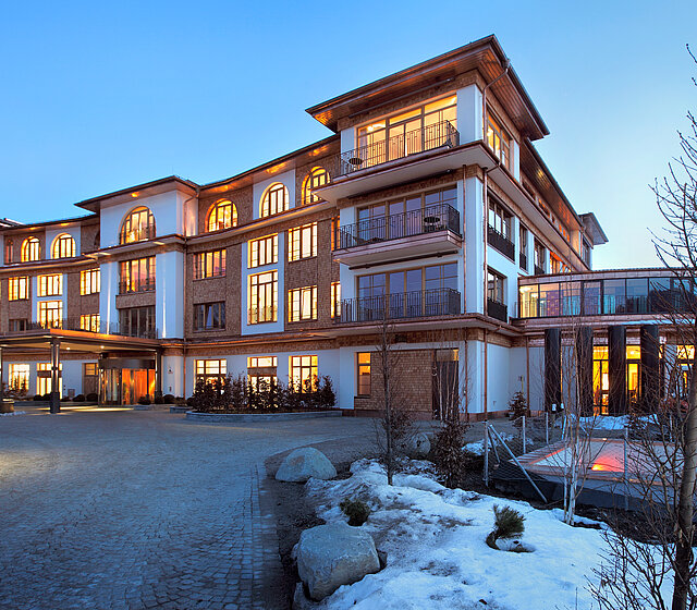 Vue extérieure en hiver du l’hôtel Schloss Elmau dans les Alpes bavaroises