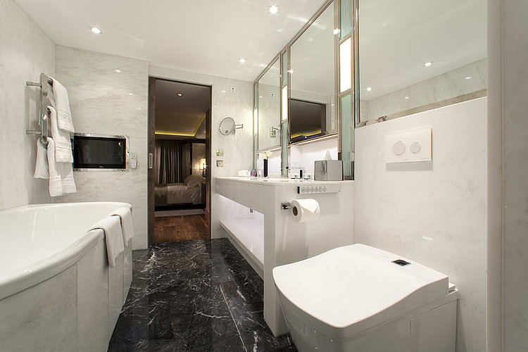 Salle de bain luxueuse en marbre à l'hôtel Connaught London avec WASHLET™ | TOTO Europe