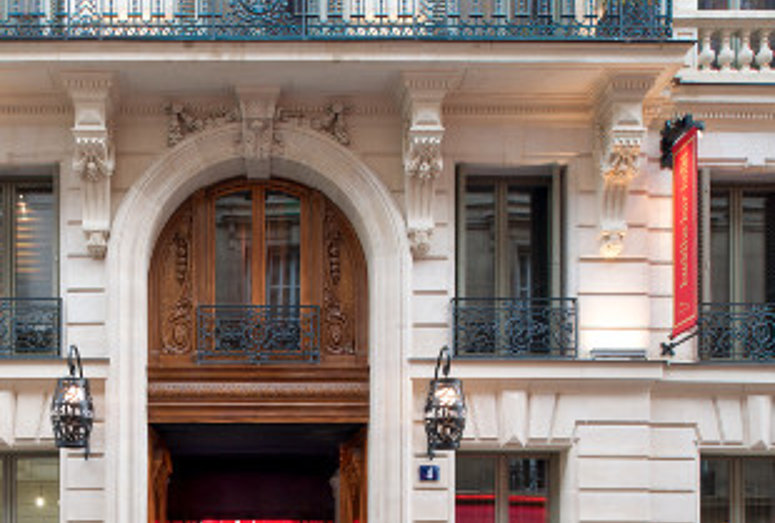 Chambre à l’aménagement raffiné avec baignoire dans l’hôtel Buddha Bar à Paris