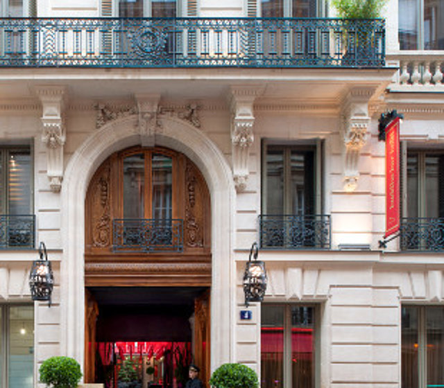 Edel eingerichtetes Hotelzimmer mit Badewanne im Buddha Bar Hotel Paris