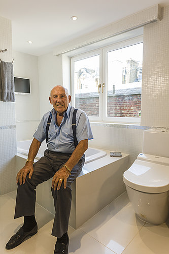 Sir Stirling Moss in seinem Badezimmer mit WASHLET™