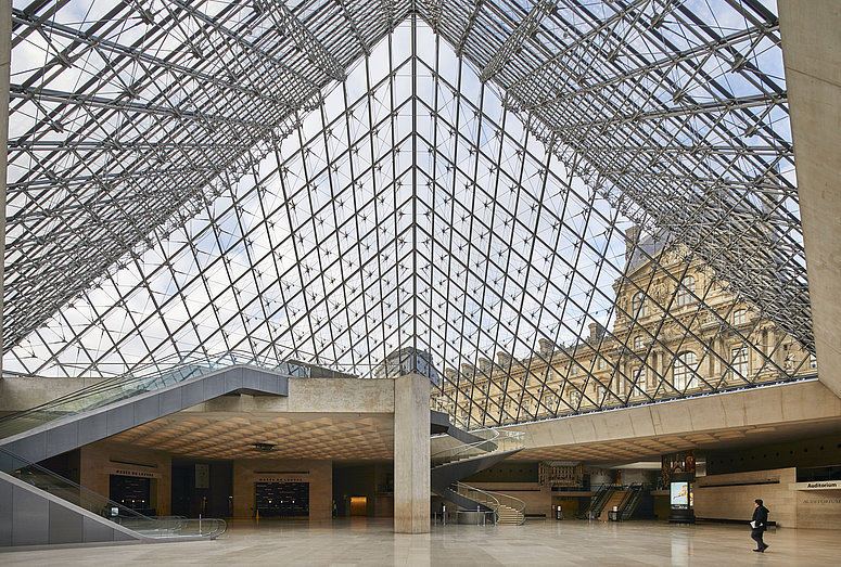 [Translate to Italienisch:] Entrance to Louvre Museum in Paris