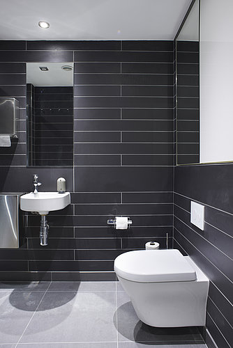 Toilettes de bureau avec cabine de douche conçues par David Morley Architects