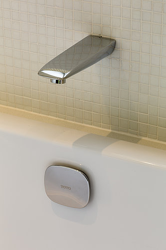 Robinet de douche en acier inoxydable dans le domicile privé de Sir Stirling Moss à Londres