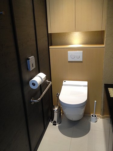 Toilettes avec WASHLET® au restaurant Araki à Londres