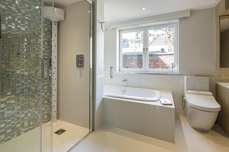Salle de bain avec WASHLET® dans le domicile privé de Sir Stirling Moss à Londres
