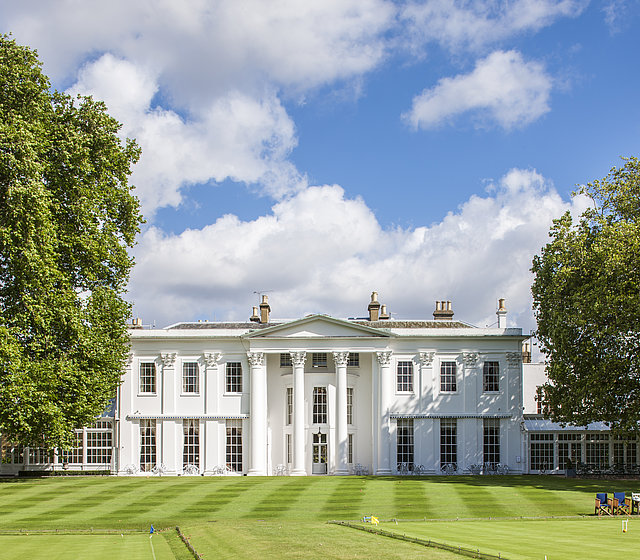 [Translate to Deutsch:] White building at Hurlingham Club in London