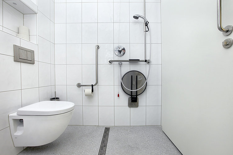 WC sans bride dans les toilettes publiques de l’hôpital