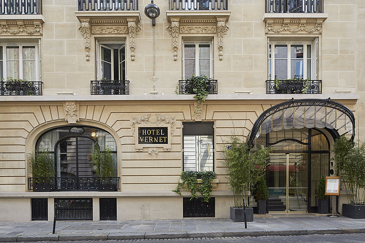 Suite mit Wohnbereich und WASHLET®-Kabine im Hotel Vernet in Paris