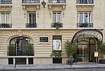 Suite avec séjour et toilettes équipées de WASHLET™ à l’hôtel Vernet à Paris