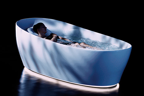 Floating bathtub with free-standing water inlet