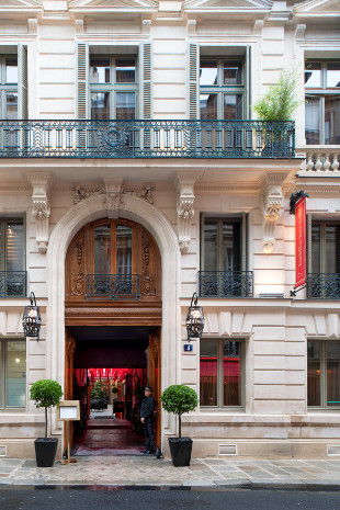 Chambre à l’aménagement raffiné avec baignoire dans l’hôtel Buddha Bar à Paris