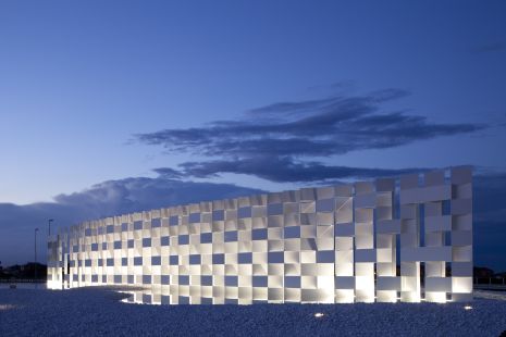 Outside wall made of self-cleaning tiles